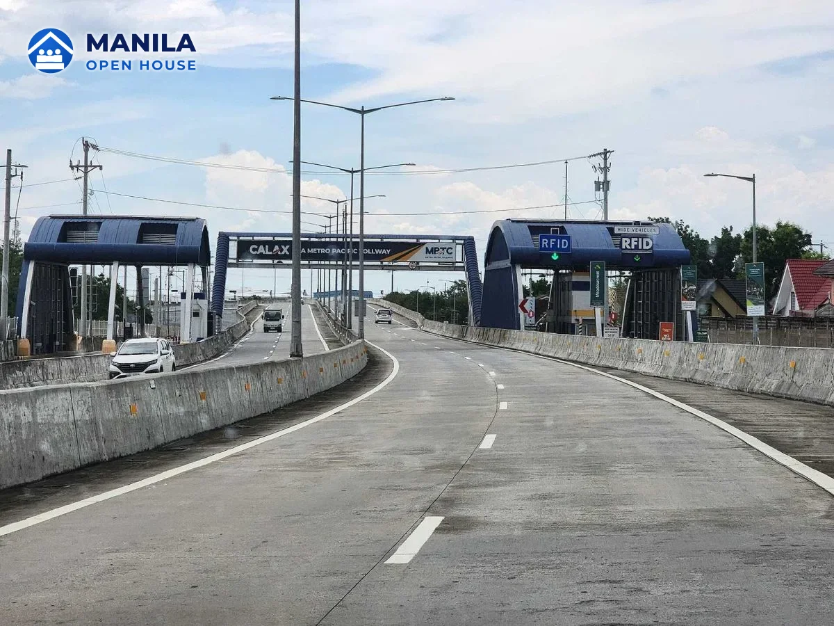Toll plaza of the CALAX expressway near Laguna Technopark in Laguna province